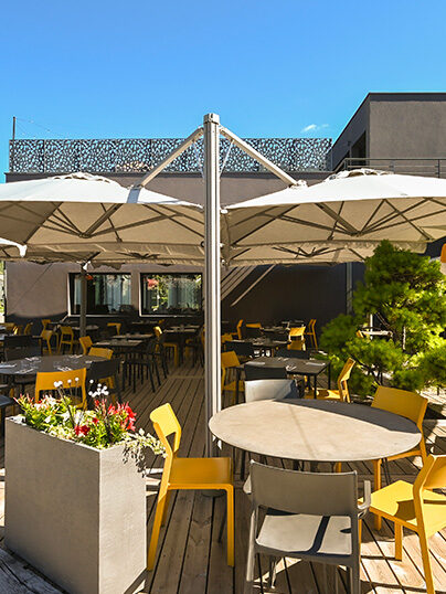 La terrasse ombragée du restaurant Le Bout du Monde