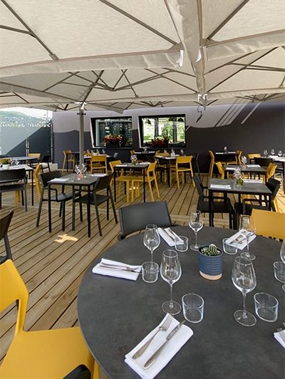 La terrasse ombragée du restaurant Le Bout du Monde
