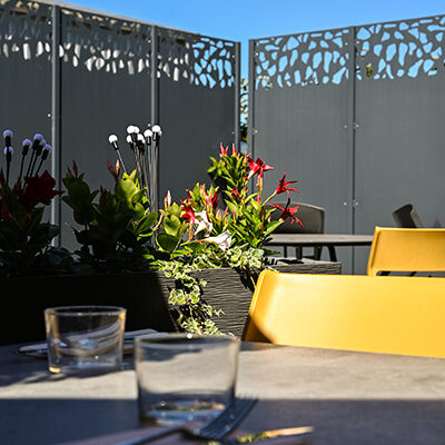 La terrasse extérieure de la Brasserie du Bout du Monde