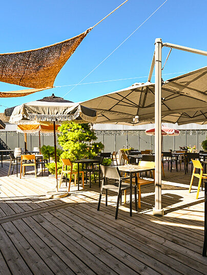 La terrasse extérieure de la Brasserie du Bout du Monde